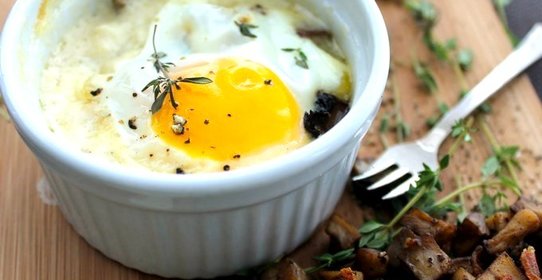 Печеная яичница с пармезаном и прованскими травами