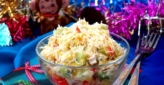 Салат с крабовыми палочками, манго и киви