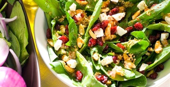 Зеленый салат с козьим сыром, сушеной клюквой и арахисом