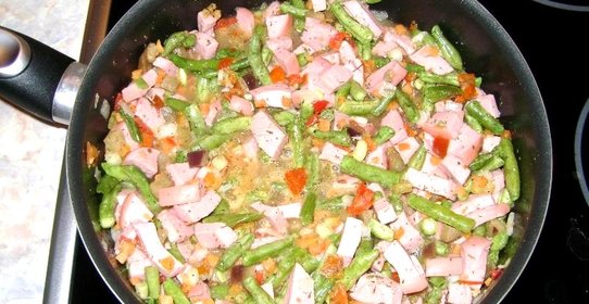 Колбаса тушеная с овощами