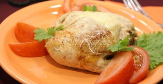 Лосось с салатом и черникой