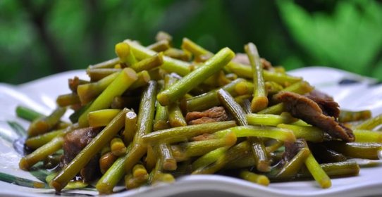 Стрелки чеснока со свининой