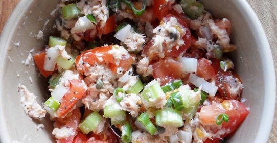 Салат из консервированной горбуши