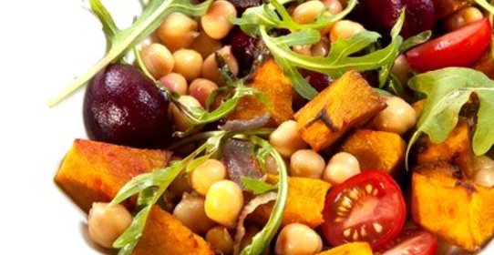 Теплый салат из тыквы с нутом и заправкой из тахини