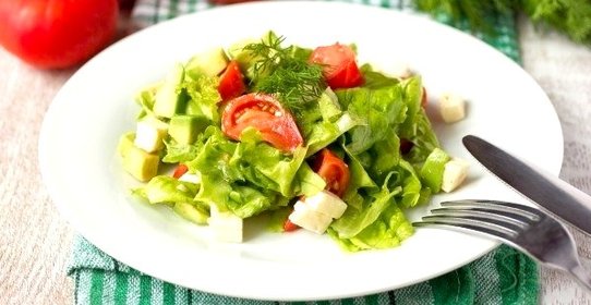 Салат с авокадо помидорами и брынзой