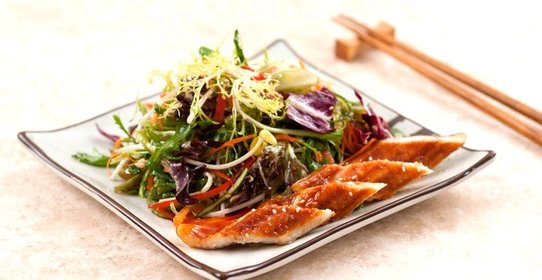 Микс салат с водорослями чука и жареным угрем унаги