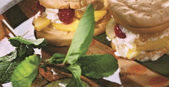 Меренги с фруктами