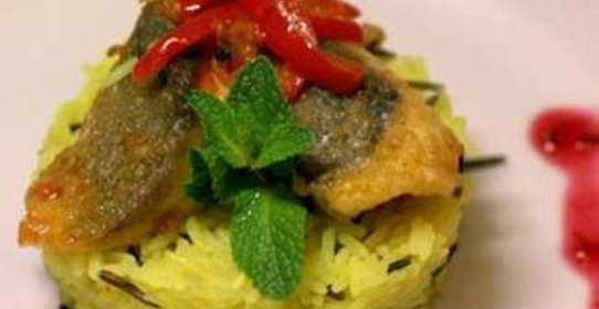 Форель в кисло-сладком соусе на шафрановом рисе