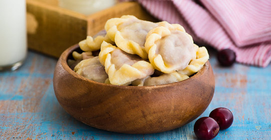 Вареники с вишней на пару