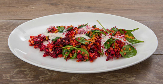 Чечевица со свеклой, шпинатом и йогуртовой заправкой