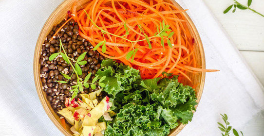 Веганский салат с чечевицей