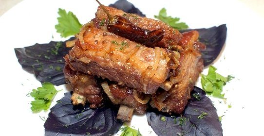 Свиные ребрышки жареные с луком