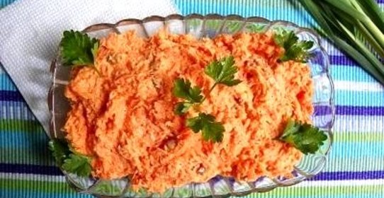 Морковный салат с орехами и чесноком