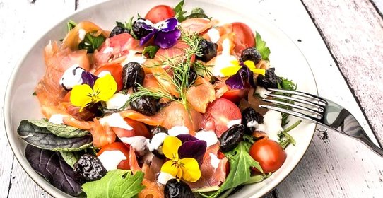 Салат с копченой семгой