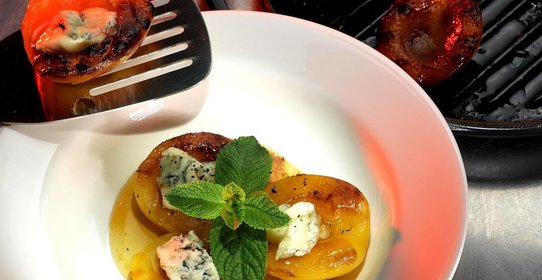 Персики на гриле с горгонзолой и медом