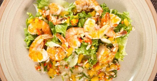 Салат с манго и креветками