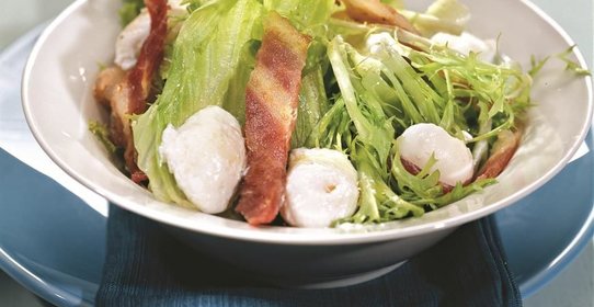 Зеленый салат с перепелиными яйцами-пашот и беконом