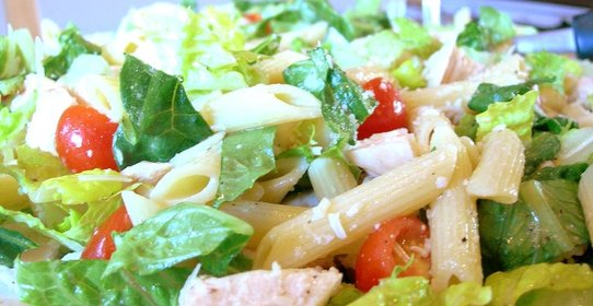 Салат с пенне, креветками и авокадо