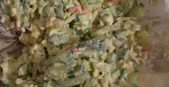 Салат с крабовыми палочками, огурцами и зеленым луком