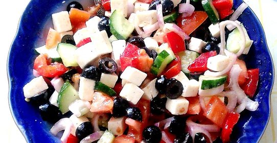 Греческий салат с плавленым сыром