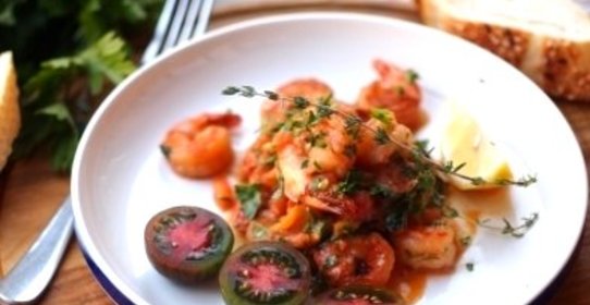 Тигровые креветки на сковороде