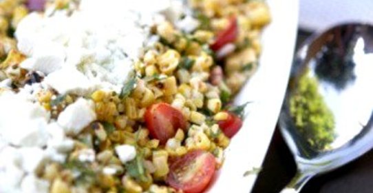 Салат из кукурузы, козьего сыра и помидоров черри