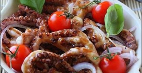 Запеченный осьминог под устричным соусом