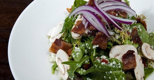 Салат с беконом и грибами