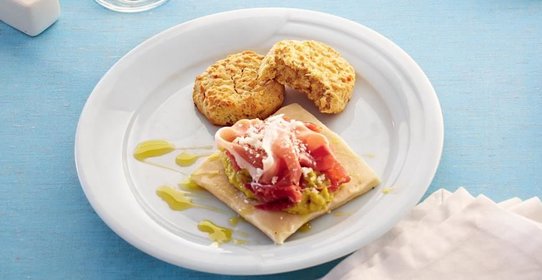 Открытые равиоли с кремом из топинамбура и ветчиной