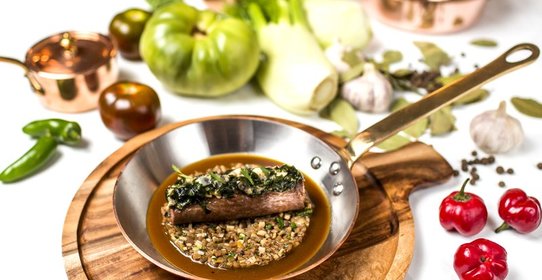 Жаркое из ягненка с вакаме и соусом из белых грибов