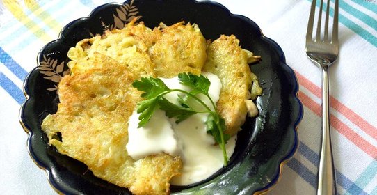 Деруны из молодого картофеля с рубленной курицей