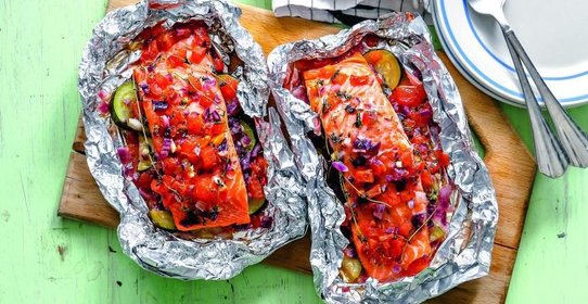 Лосось с овощами в фольге