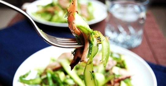 Салат овощной с ветчиной