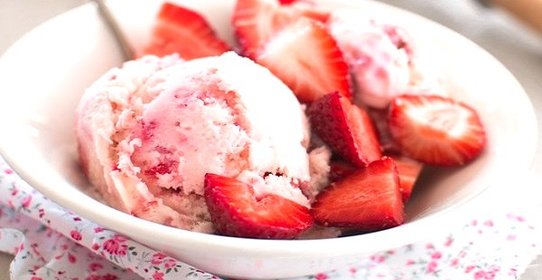 Мороженое с клубникой