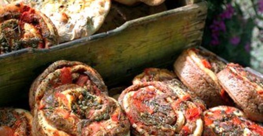 Хлеб с чесноком, базиликом и помидорами