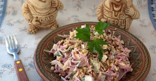 Салат с сыром и орехами