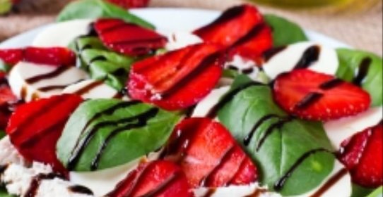 Салат со шпинатом, клубникой и моцареллой