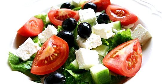 Греческий салат с красным луком