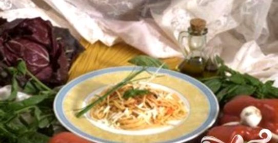 Букатини с соусом из красного перца