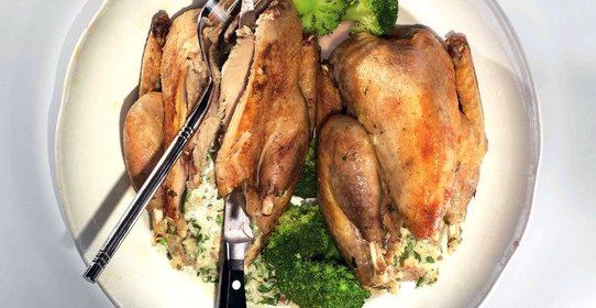 Цесарка, фаршированная творожным сыром и ветчиной