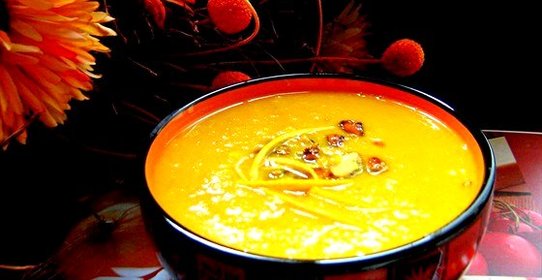 Тыквенный крем-суп с карамелизированными фисташками