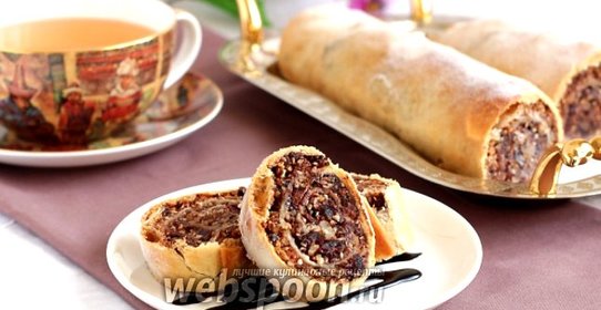 Ореховый штрудель с вяленой вишней, шоколадом и кунжутом