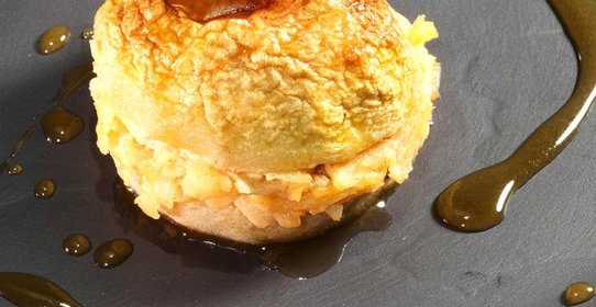 Печеные яблоки с грецкими орехами, изюмом и медом