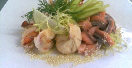 Салат из тигровых креветок и семги