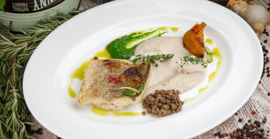 Филе трески с соусом из ванили и цветной капусты с печеной тыквой