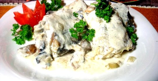 Хек припущенный под сливочно-сметанным соусом