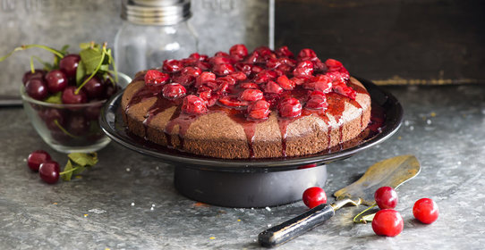 Шоколадный пирог с вишней