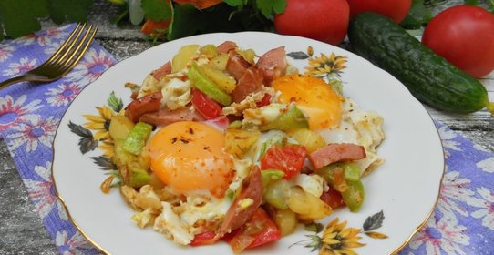 Яичница с овощами и колбасой