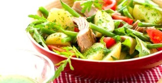 Салат с копченой скумбрией и молодой картошкой