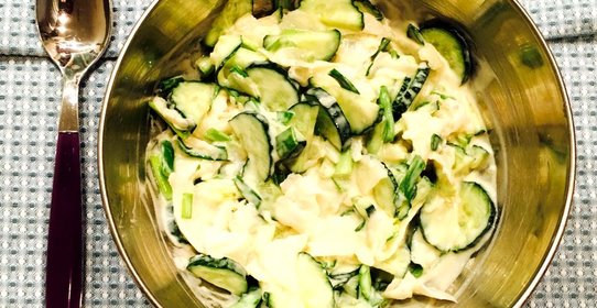 Осенний салат с огурцами и дайконом с медово-горчичной заправкой